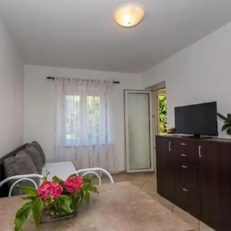 Apartment In Mit Terrasse Und Garten *