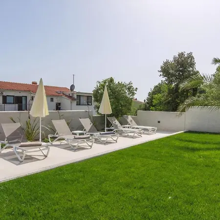 Apartment In Mit Terrasse Und Garten